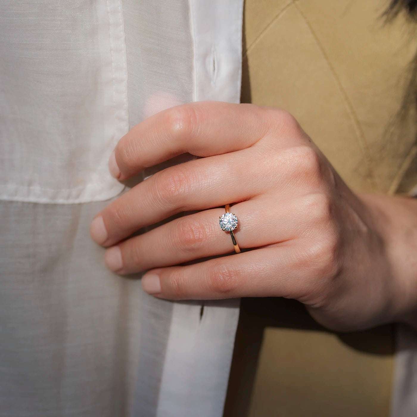 Ring Petite Fleur Solitair Gelbgold 1.50ct Brillant an RIngfinger getragen Model greift an Hemd