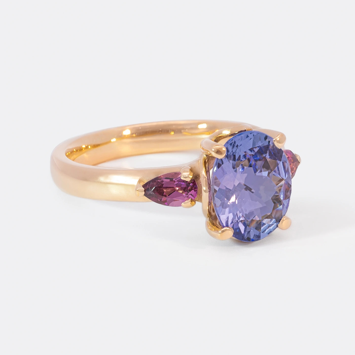 Ring Fleur Unikat blauer Tansanit und zwei magentarote Granate Rosegold im floralem Design Frontansicht 45Grad rechts gedreht