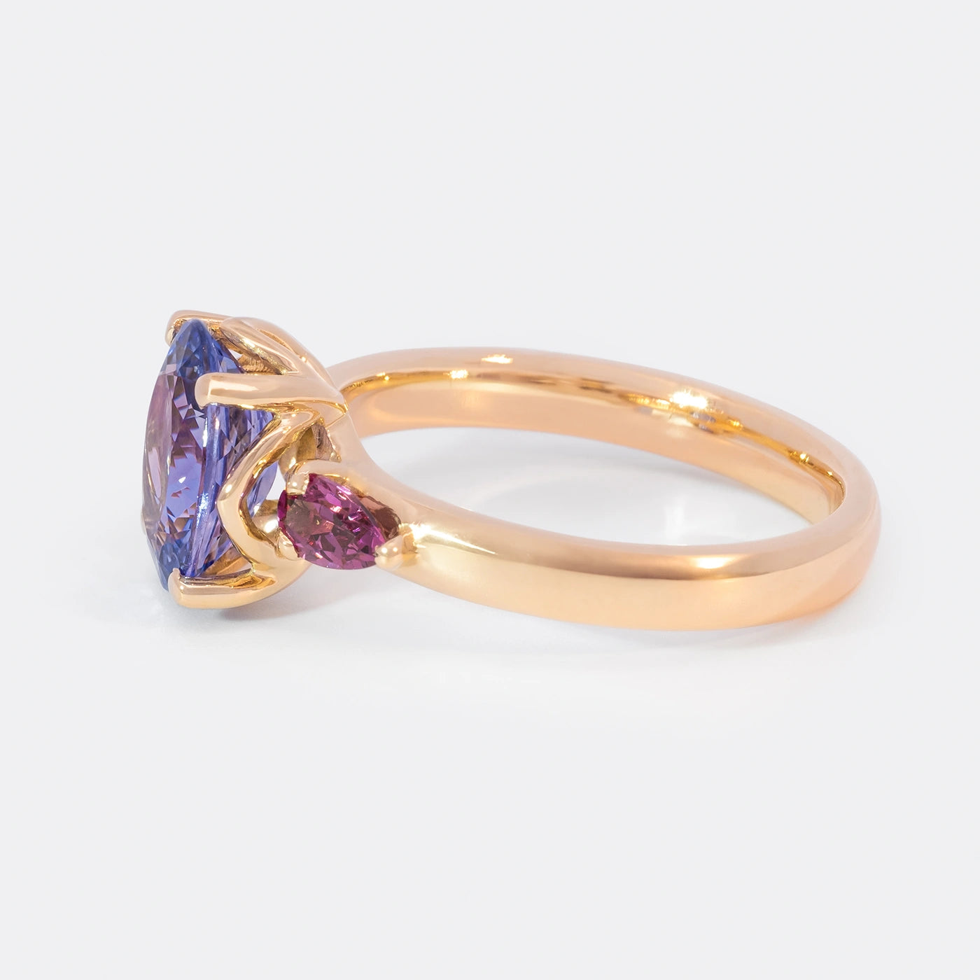 Ring Fleur Unikat blauer Tansanit und zwei magentarote Granate Rosegold im floralem Design Frontansicht 90Grad links gedreht