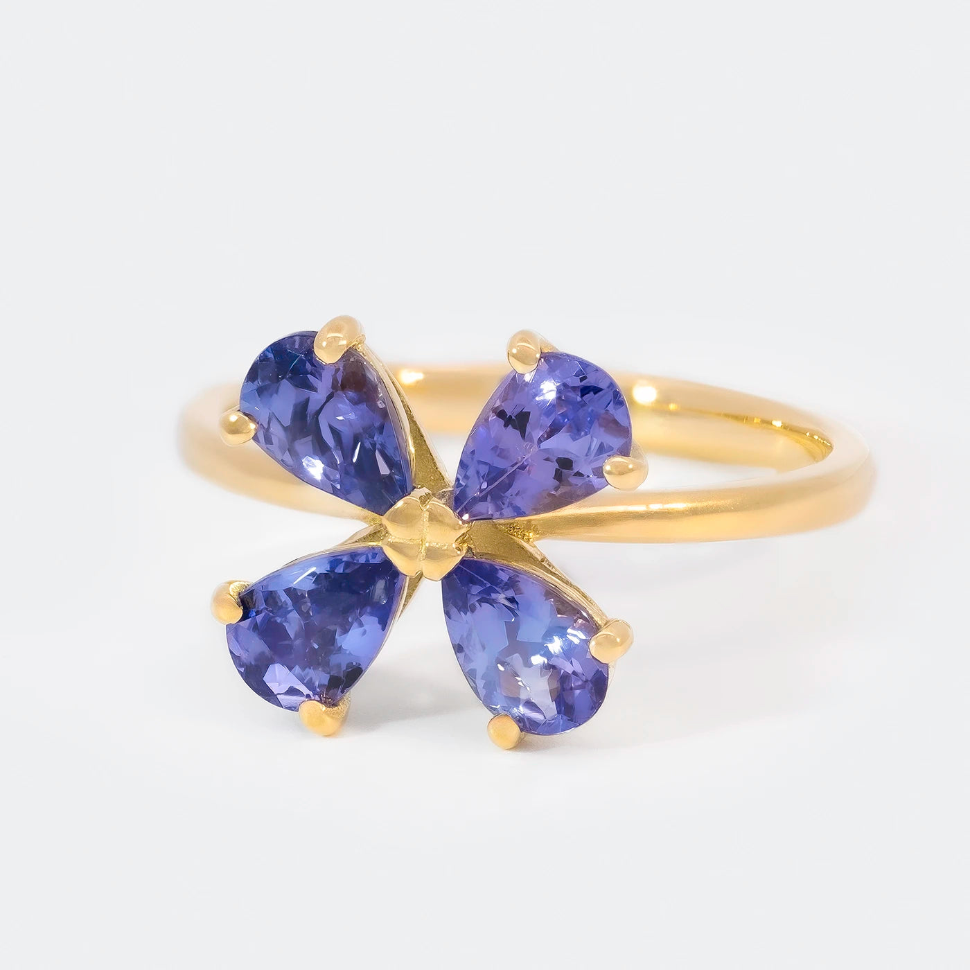 Ring 750er Gelbgold vier blaue Tansanite florales Design Front 25Grad links gedreht