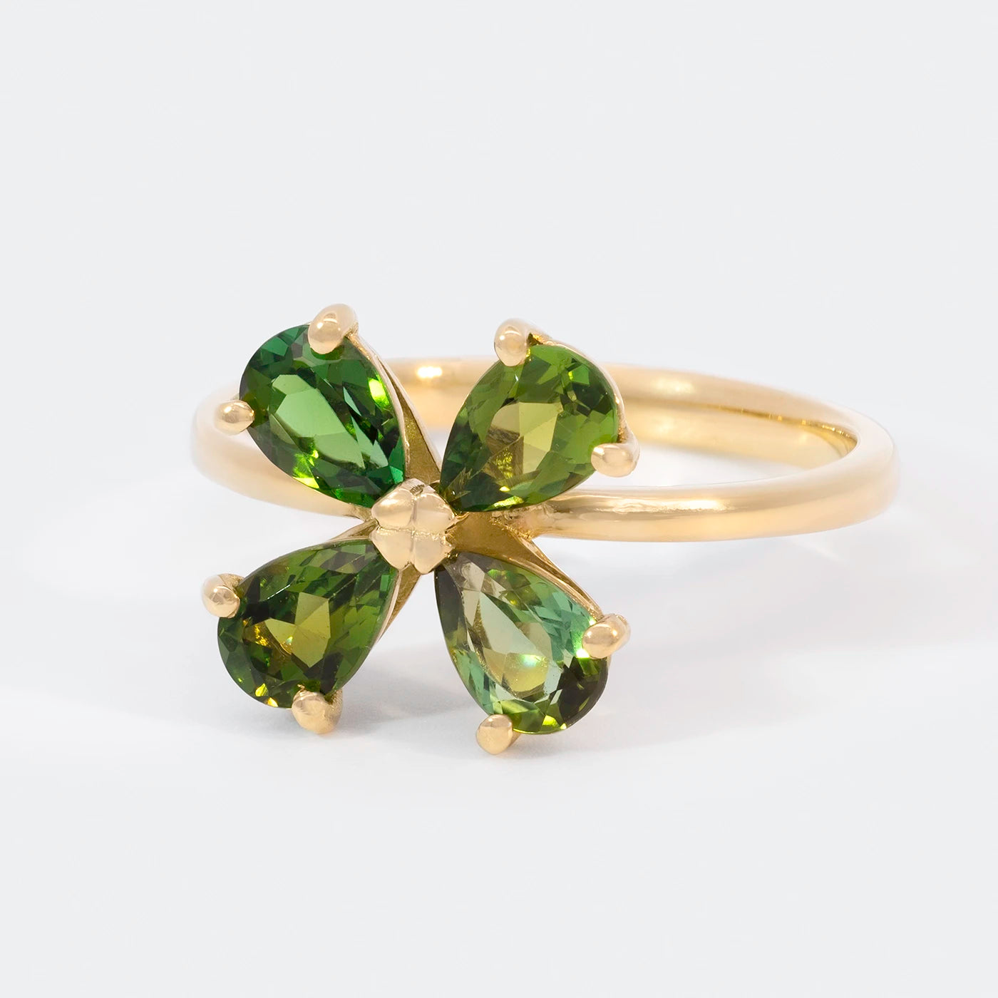 Ring 750er Gelbgold vier gruene Turmaline florales DesignFront 25Grad links gedreht