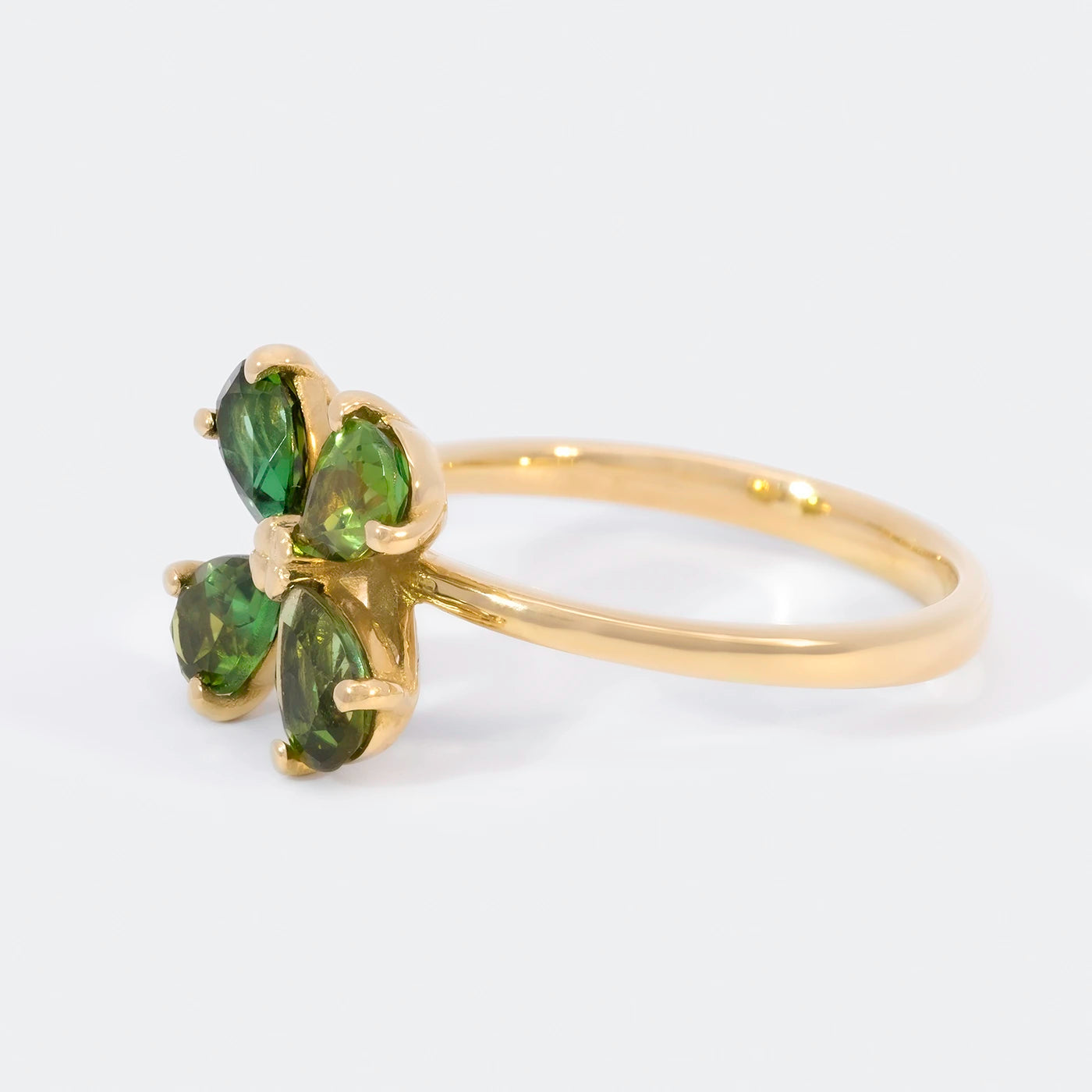 Ring 750er Gelbgold vier gruene Turmaline florales Design Front 75Grad links gedreht