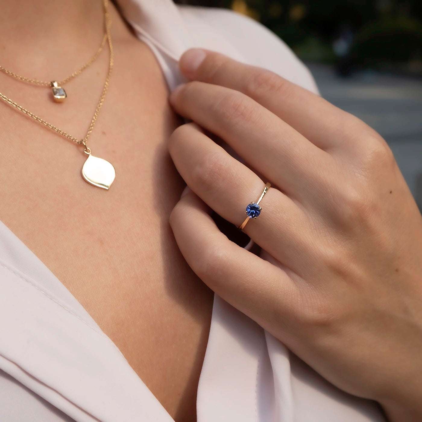 Ring Mermaid 750er Gelbgold ein blauer Tansanit Modelhand in Sonne