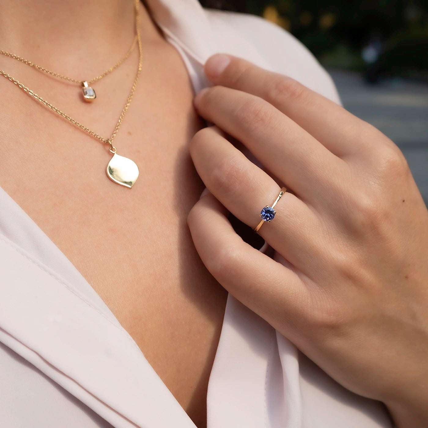 Ring Mermaid 750er Gelbgold ein blauer Tansanit Modelhand Sonne weiter weg