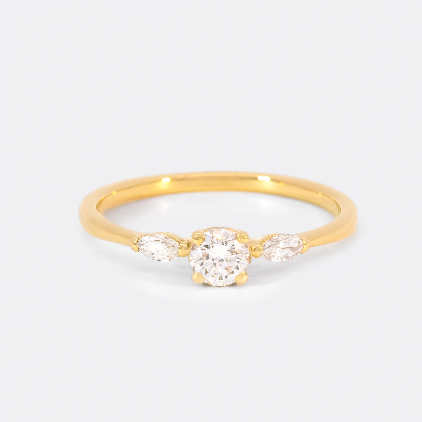Ring Petite Fleur Mittelstein 0.25ct Brillant von 2 Navette Diamanten flankiert Gelbgold in floralem Design Frontansicht