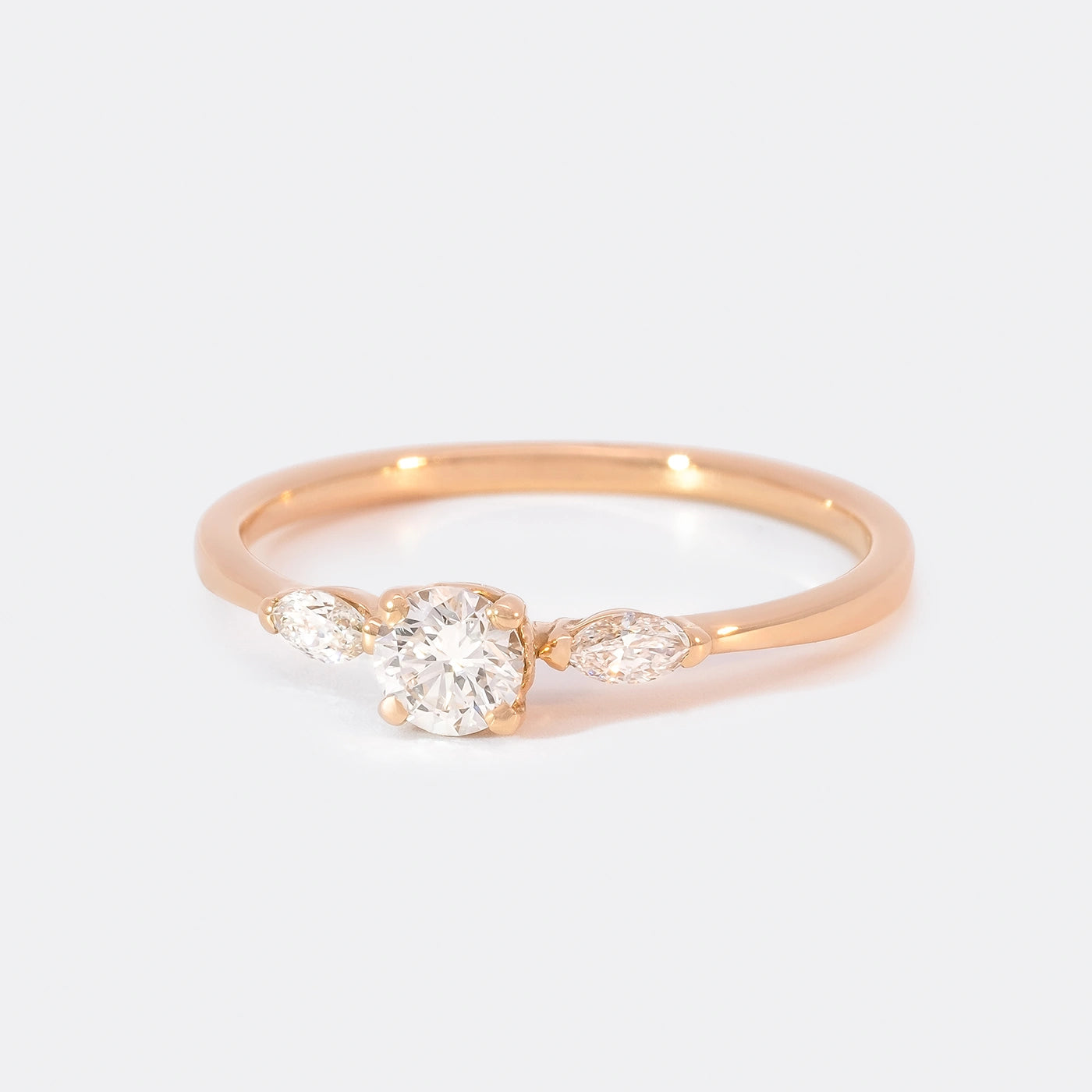 Ring Petite Fleur Mittelstein 0,25 ct Brillant von 2 Navette Diamanten flankiert Roségold in floralem Design Frontansicht 25Grad links gedreht