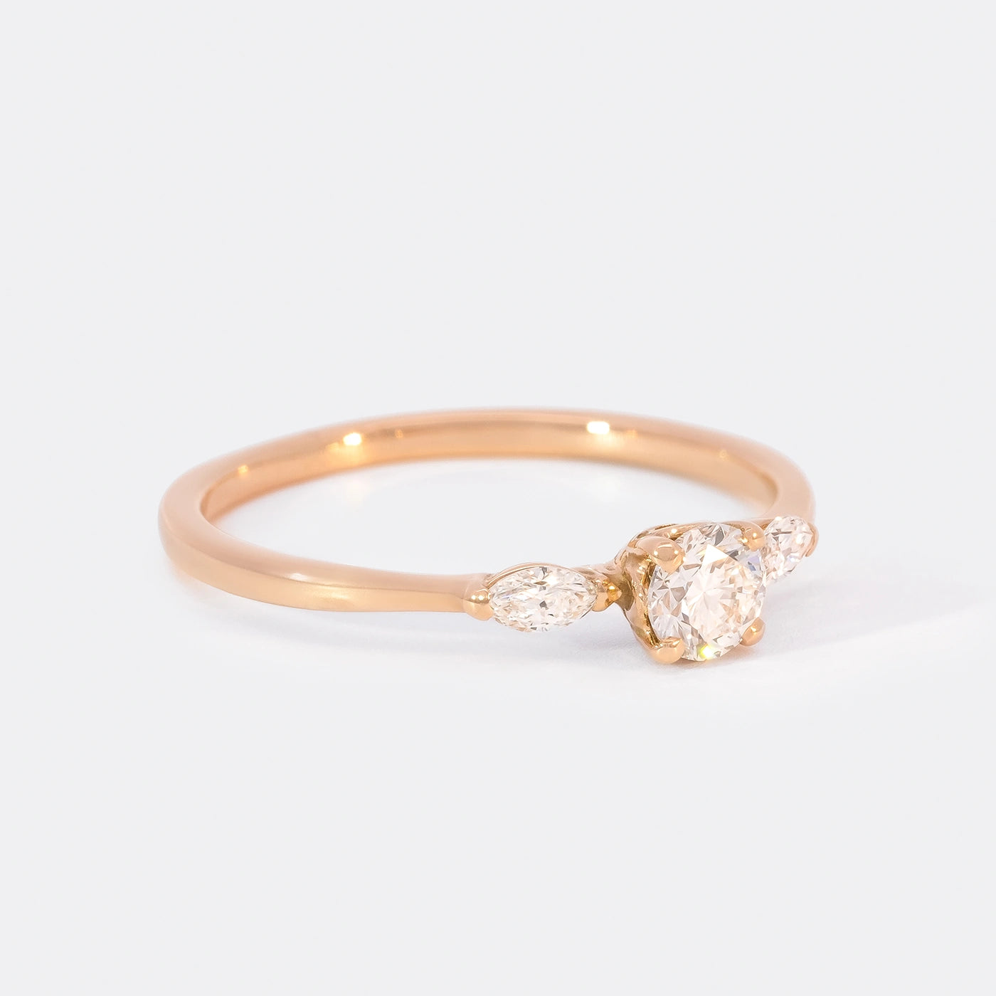 Ring Petite Fleur Mittelstein 0,25 ct Brillant von 2 Navette Diamanten flankiert Roségold in floralem Design Frontansicht 45Grad rechts gedreht