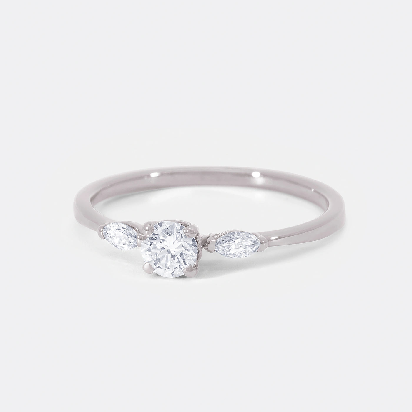 Ring Petite Fleur Mittelstein 0.25ct Brillant von 2 Navette Diamanten flankiert in floralem Design Platin Frontansicht 25Grad Links gedreht