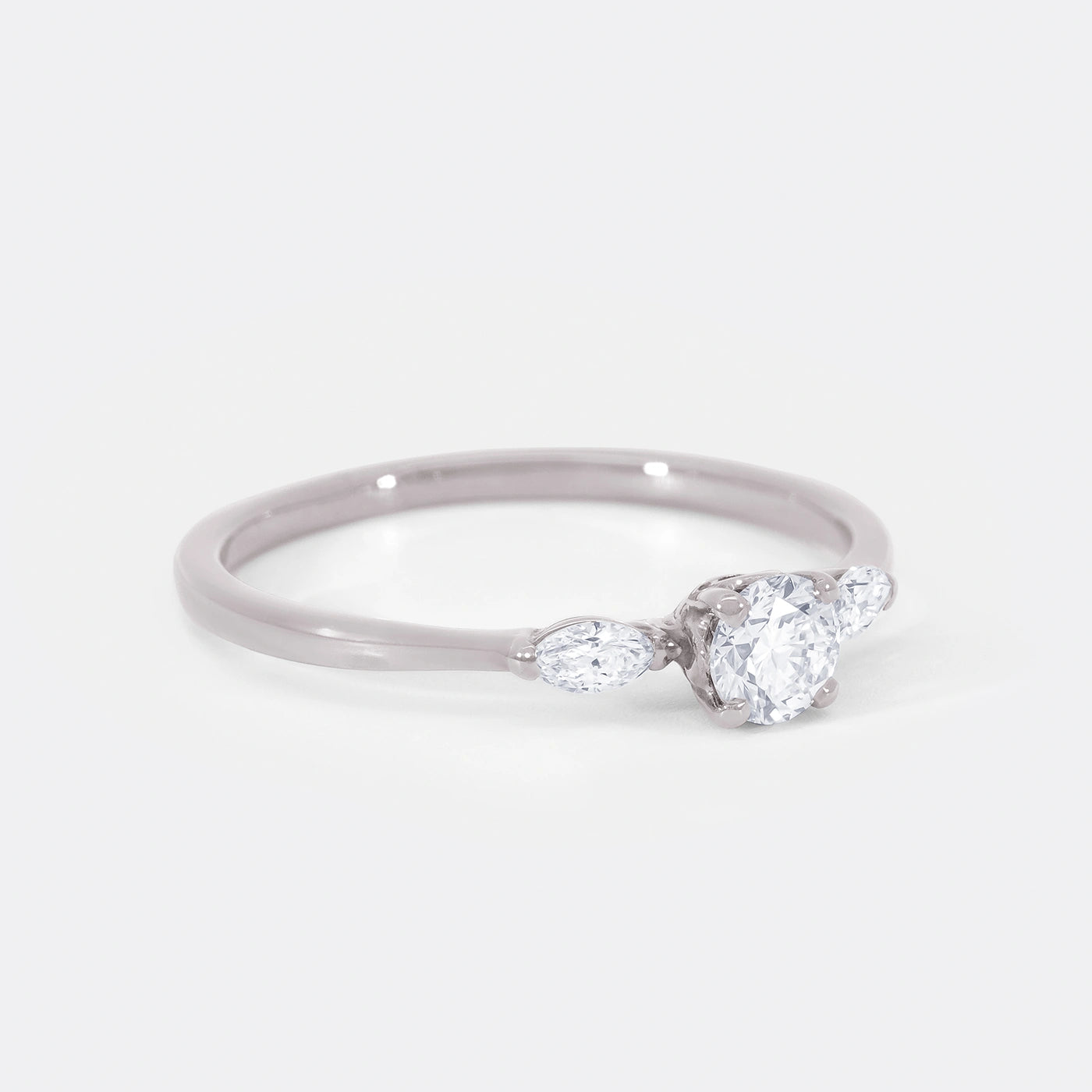 Ring Petite Fleur Mittelstein 0.25ct Brillant von 2 Navette Diamanten flankiert in floralem Design Platin Frontansicht 75Grad rechts gedreht