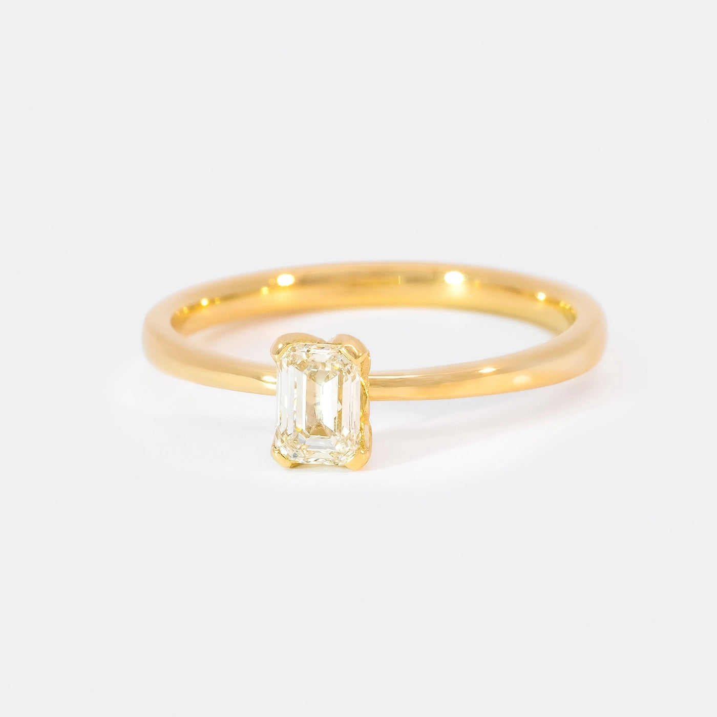 Ring Fleur Solitär ein Baguette Diamant 0,46 ct Gelbgold Frontansicht 25Grad links gedreht
