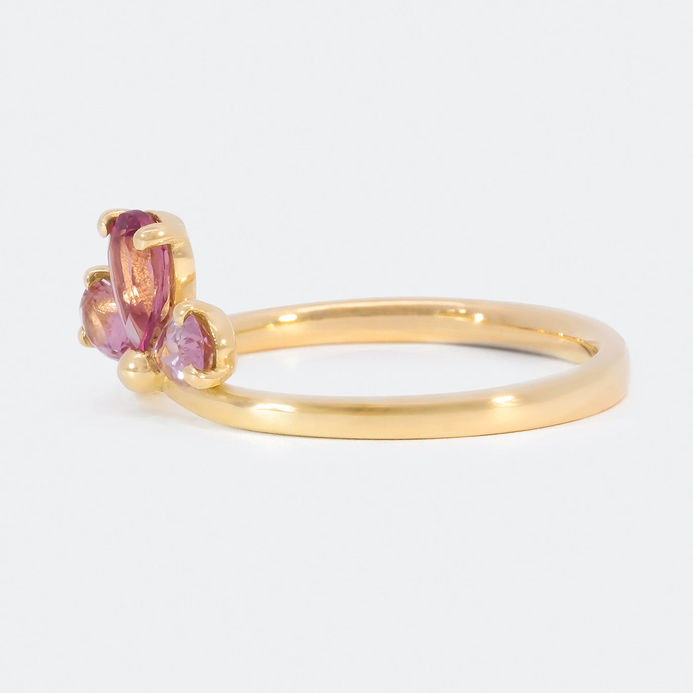 Ring Trinity Blossom 750er Gelbgold 3 rosa Turmaline florale Fassung Frontansicht 75Grad links gedreht