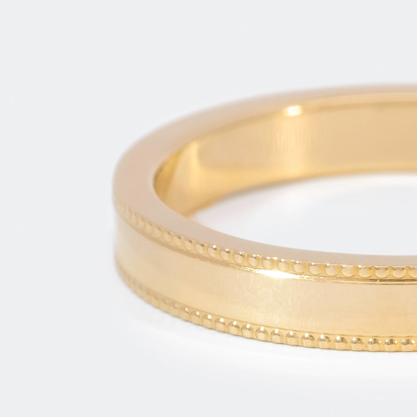Ring Vintage Damenring Gelbgold Ringschiene mit kleinem Kugelmuster am Rand auf beiden Seiten Frontansicht Closeup linke Seite