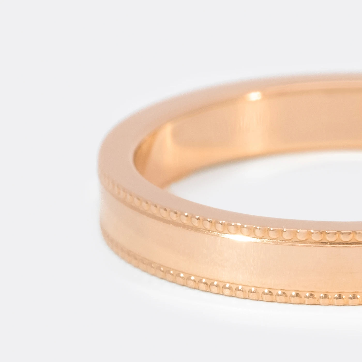 Ring Vintage Damenring Rosegold Ringschiene mit kleinem Kugelmuster am Rand auf beiden Seiten Frontansicht Closeup linke Haelfte