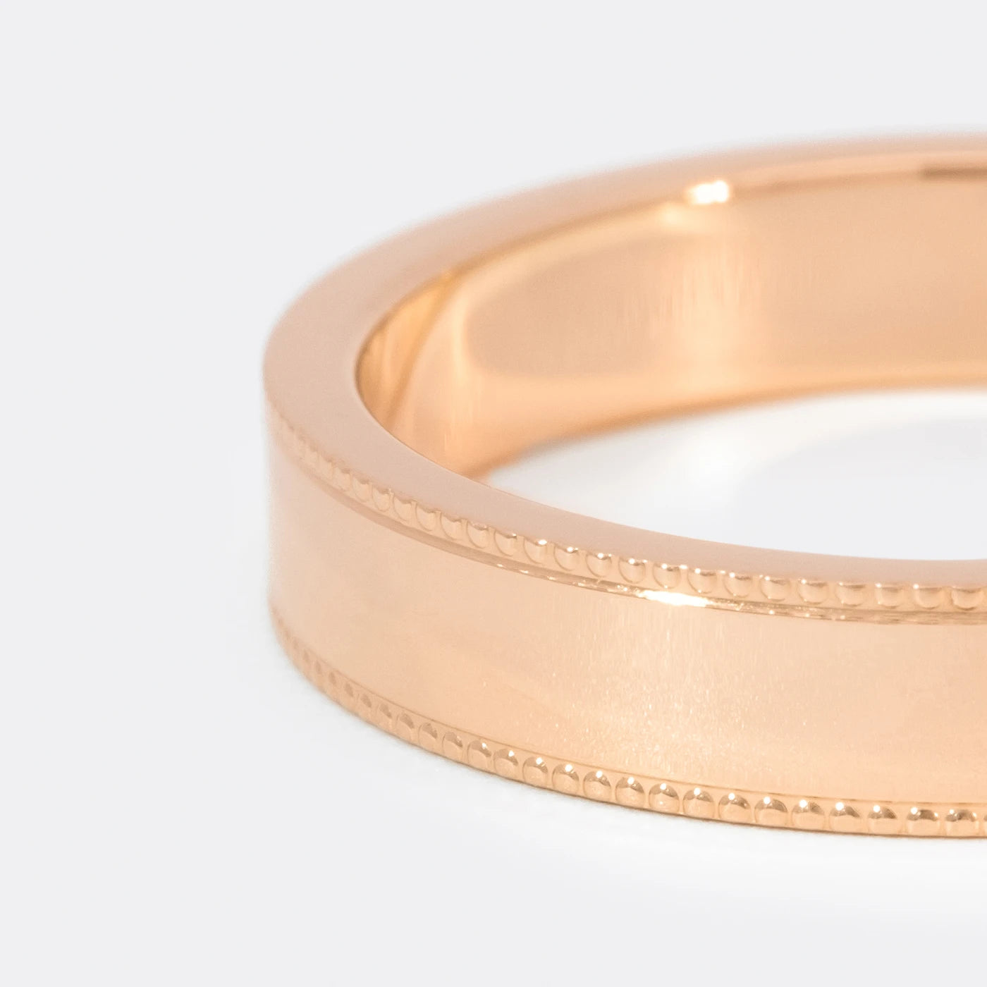 Ring Vintage Herrenring Rosegold Ringschiene mit kleinem Kugelmuster am Rand auf beiden Seiten Frontansicht Closeup linke Seite