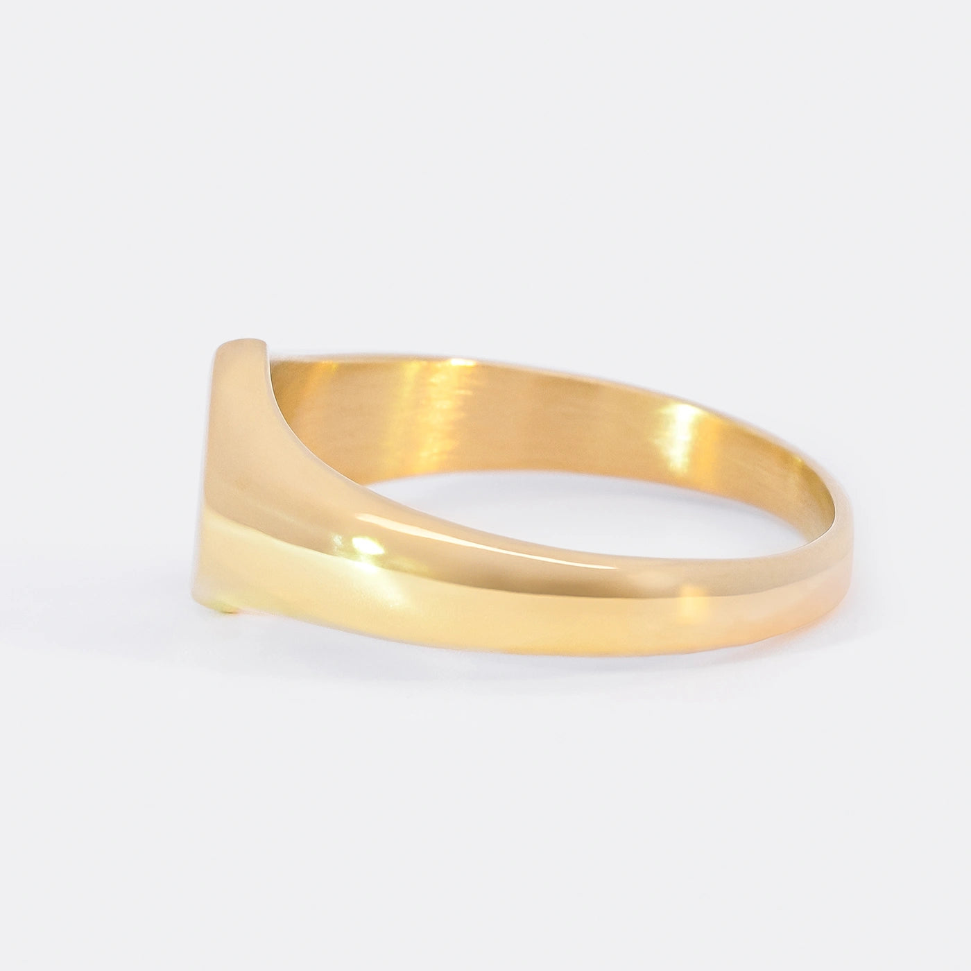 Siegelring Herren Gelbgold mit grosser Flaeche in Form Josefine Logo fuer Wunschgravur Frontansicht 90Grad links gedreht