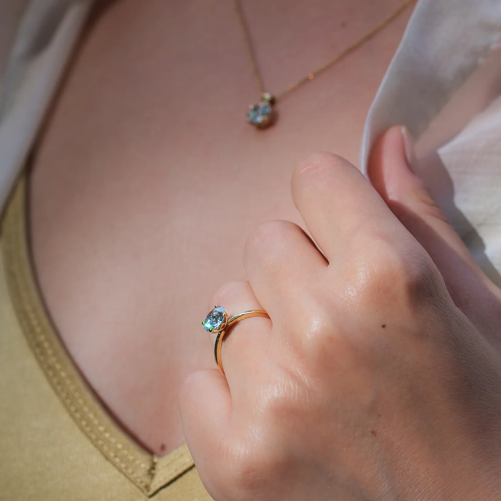 Petite Fleur Solitair Ring Gelbgold 1.5ct als Verlobungsrings getragen an weiblichem Model