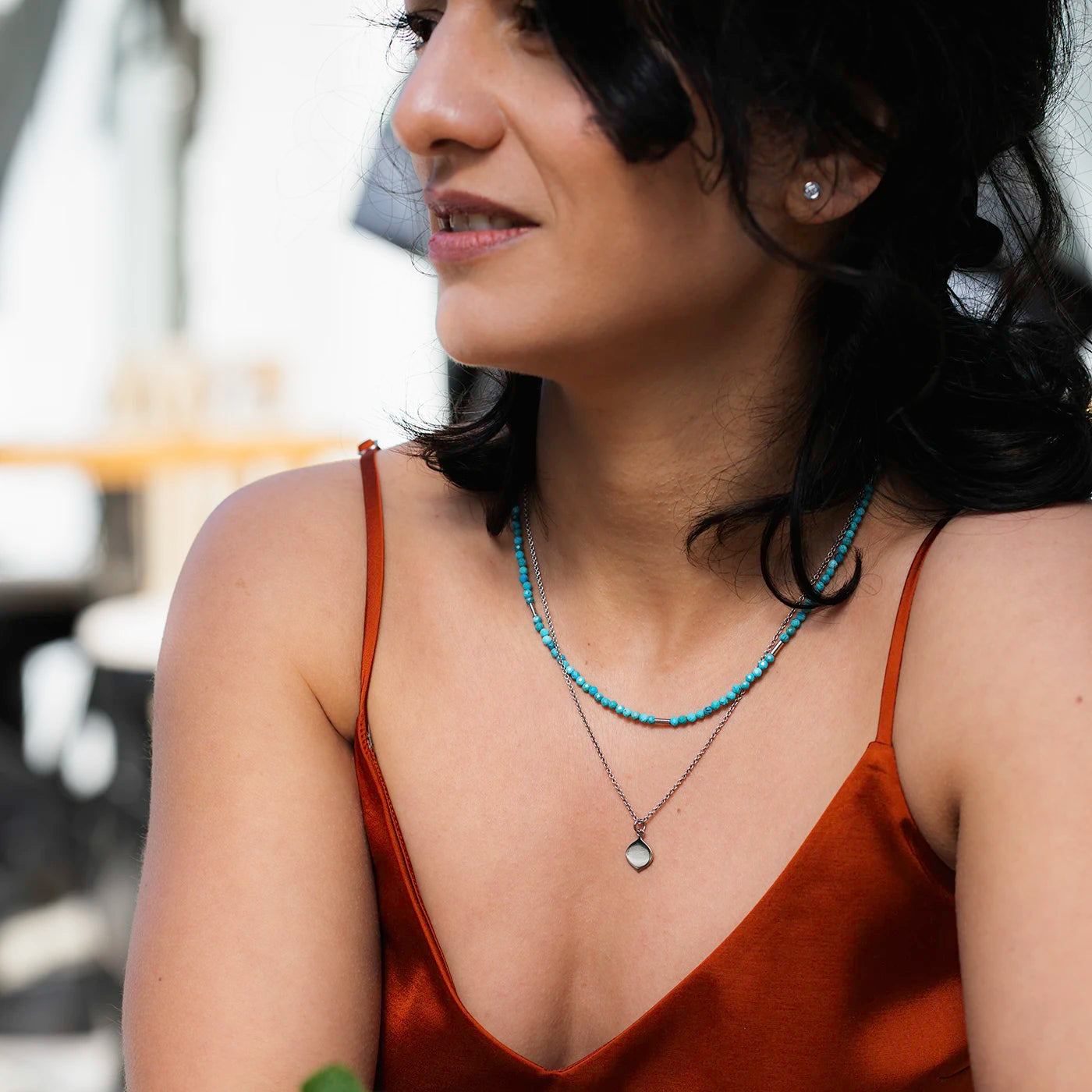 Edelsteinkette Tuerkis mit Platin Elementen an modelhals Dekollete halbnah rotes top