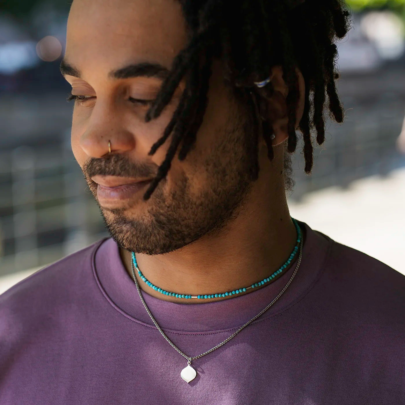 Edelsteinkette Tuerkis mit Platin Elementen an modelhals close