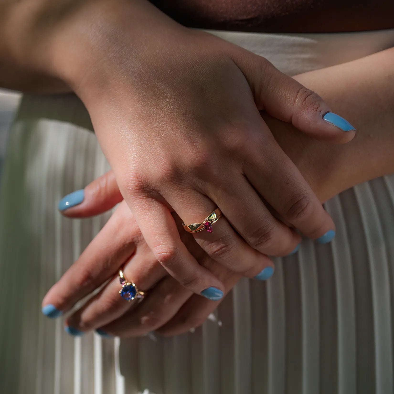 rosa Turmalin Zusteckring in Gelbgold an goldenem Ehering Modell Wave