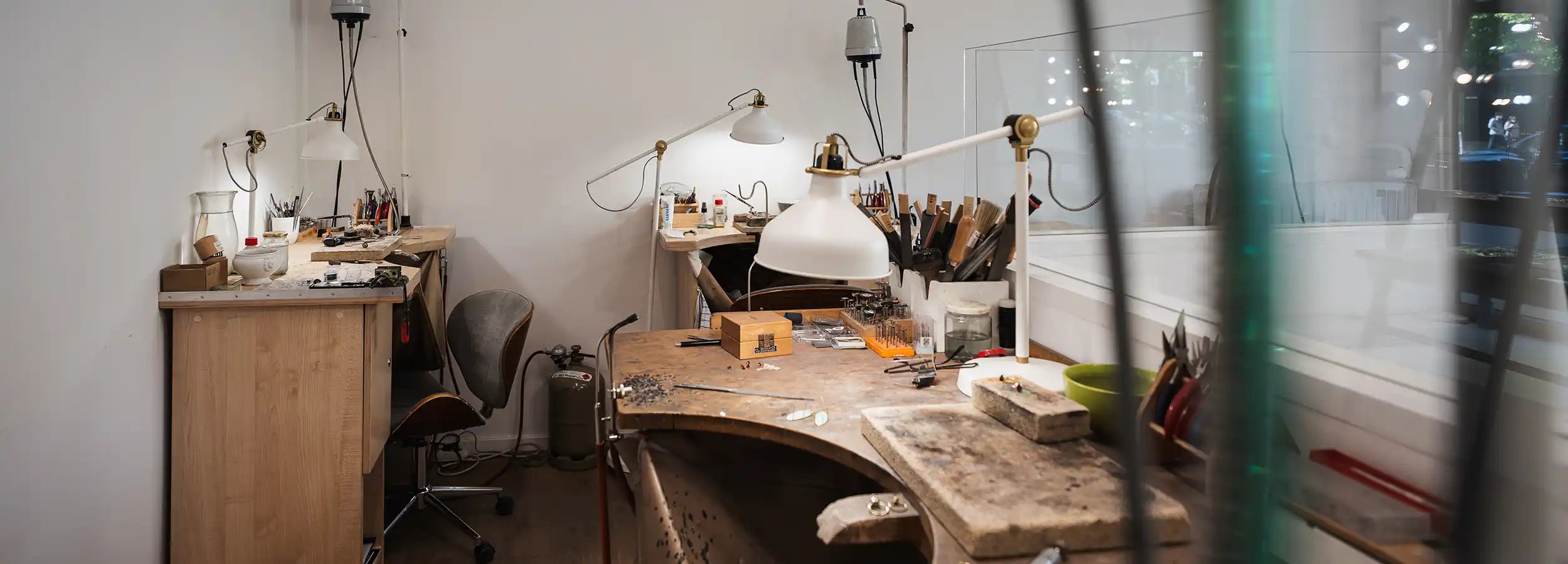 Einblick in die offene Werkstatt von Josefine mit 3 Werktischen und viel Werkzeug
