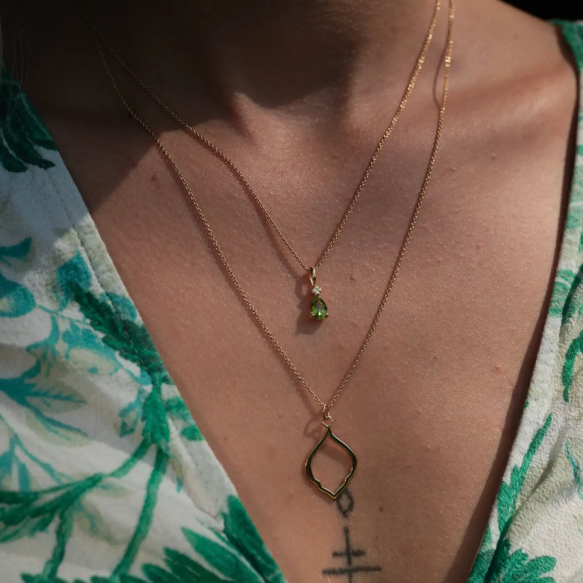 Kette mit Anhänger Blossom grüner Peridot aus 925er Sterlingsilber vergoldet - am Hals getragen, Frontansicht