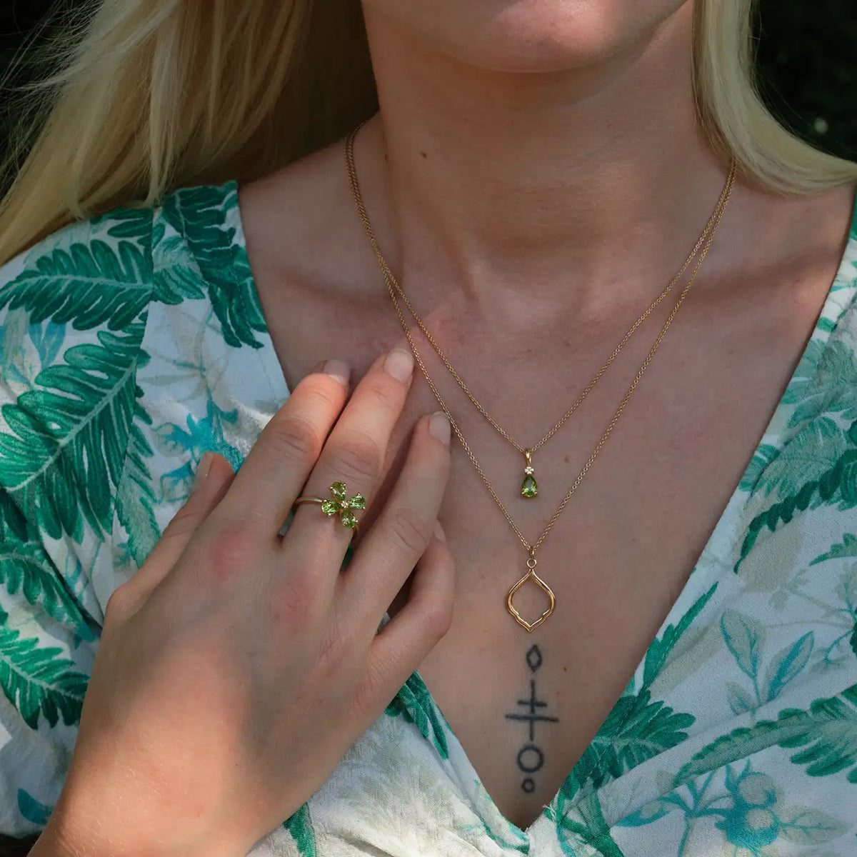 Kette mit Anhänger Blossom grüner Peridot aus 925er Sterlingsilber vergoldet - am Hals getragen, Gesamtansicht