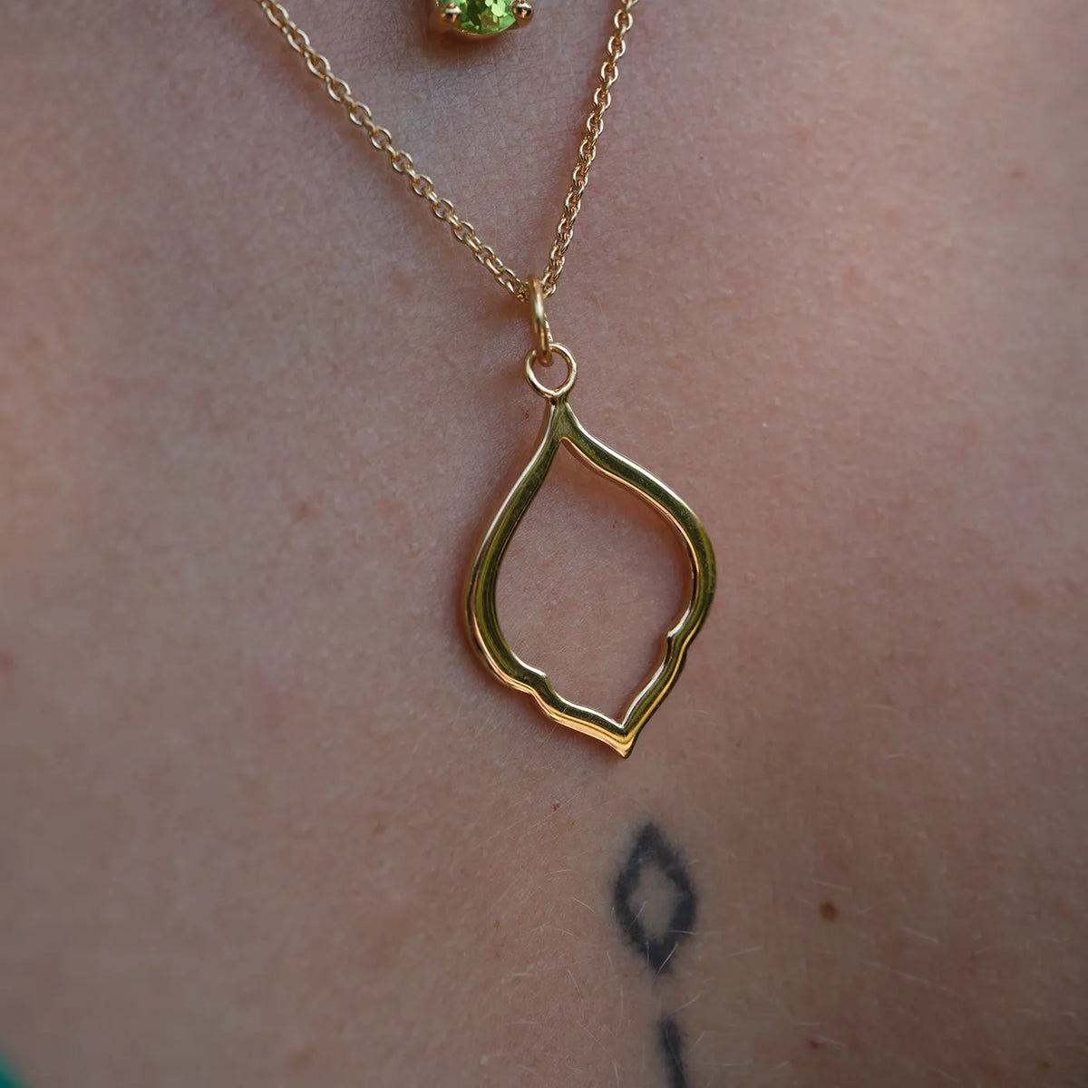 Kette mit Anhänger Leaf groß aus 925er Sterlingsilber vergoldet - am Hals getragen, Nahaufnahme