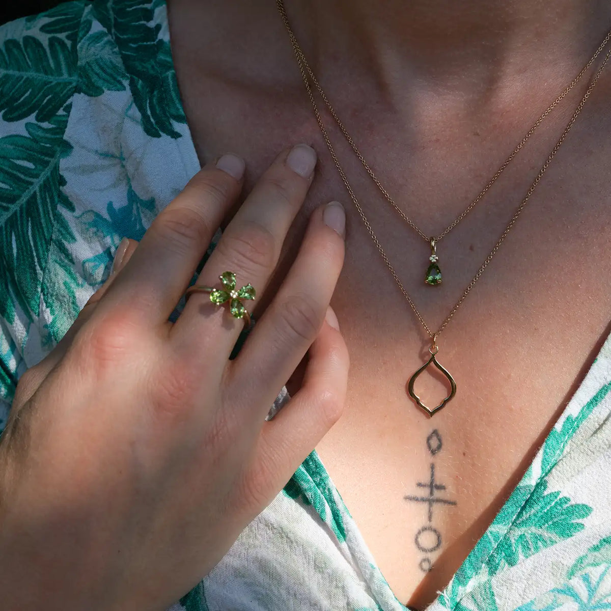 Kette mit Anhänger Leaf groß aus 925er Sterlingsilber vergoldet - am Hals getragen, Gesamtansicht