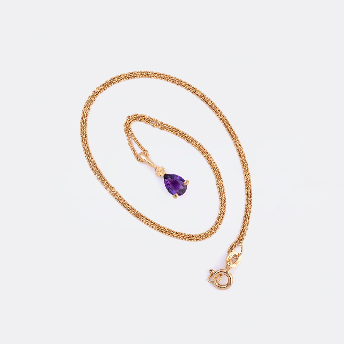 Kette mit Anhänger Blossom aus 925er Sterlingsilber vergoldet mit lila Amethyst im Tropfenschliff 7x5 mm - Draufsicht
