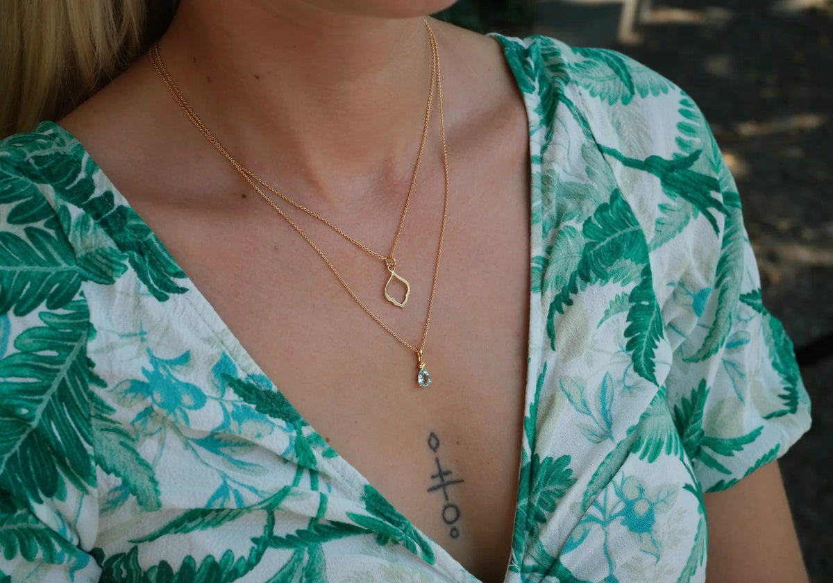 Kette mit Anhänger Leaf groß und Kette mit Anhänger Blossom Kleeblatt hellblauer Topas aus 925er Sterlingsilber vergoldet im Layering - Tragebild