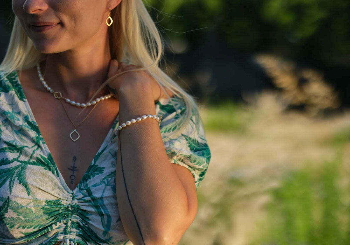 Kette mit Anhänger Leaf groß und Kette mit Anhänger Blossom Kleeblatt hellblauer Topas aus 925er Sterlingsilber vergoldet im Layering - Tragebild