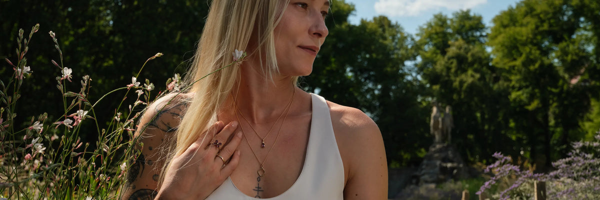 Kette mit Anhänger Blossom Kleeblatt lila Amethyst und Kette mit Anhänger Leaf groß aus 925er Sterlingsilber vergoldet im Layering, dazu Ring Forever Blossom und Ring Wave - Tragebild