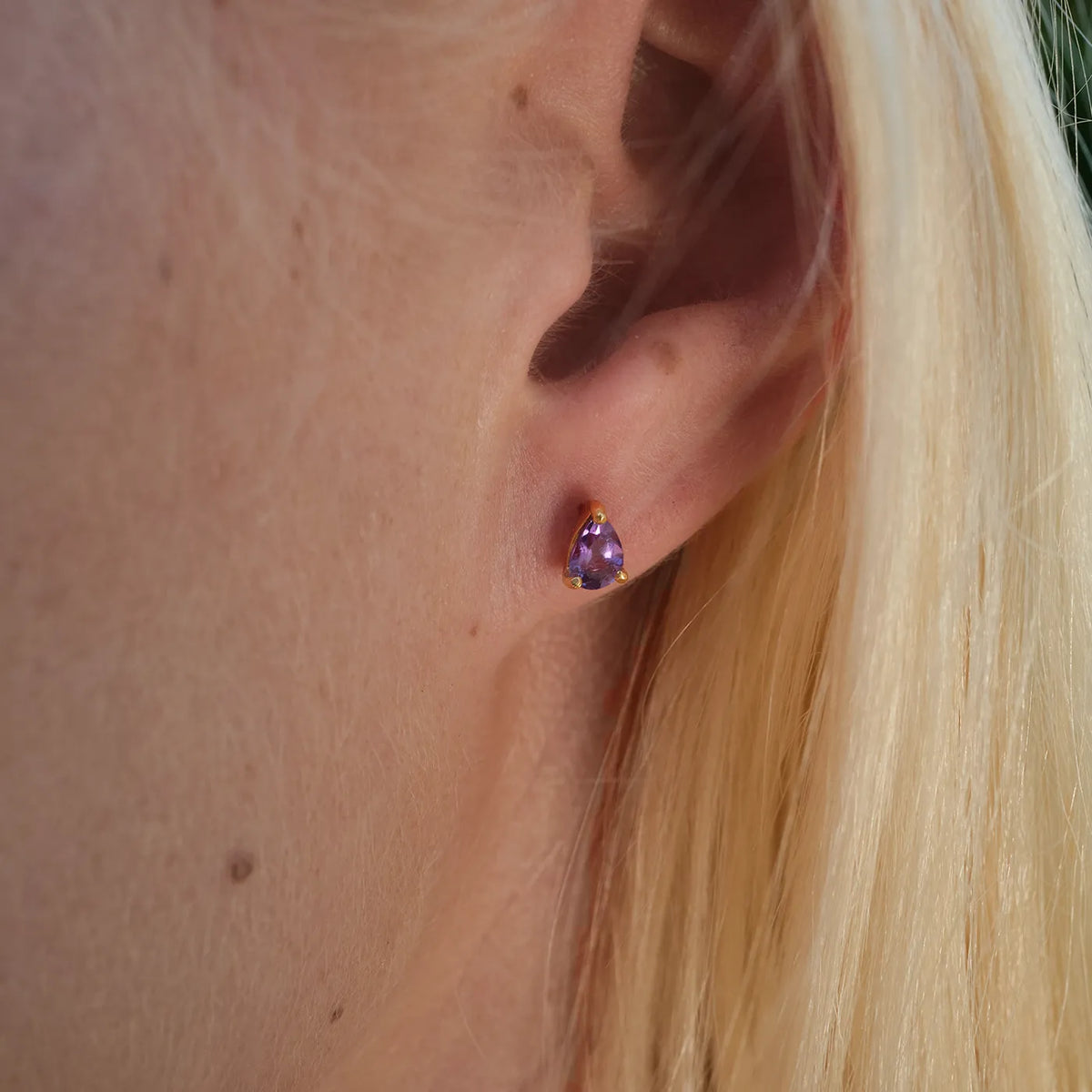 Ohrstecker Blossom lila Amethyst groß aus 925er Sterlingsilber vergoldet - am Ohr getragen, Detailansicht