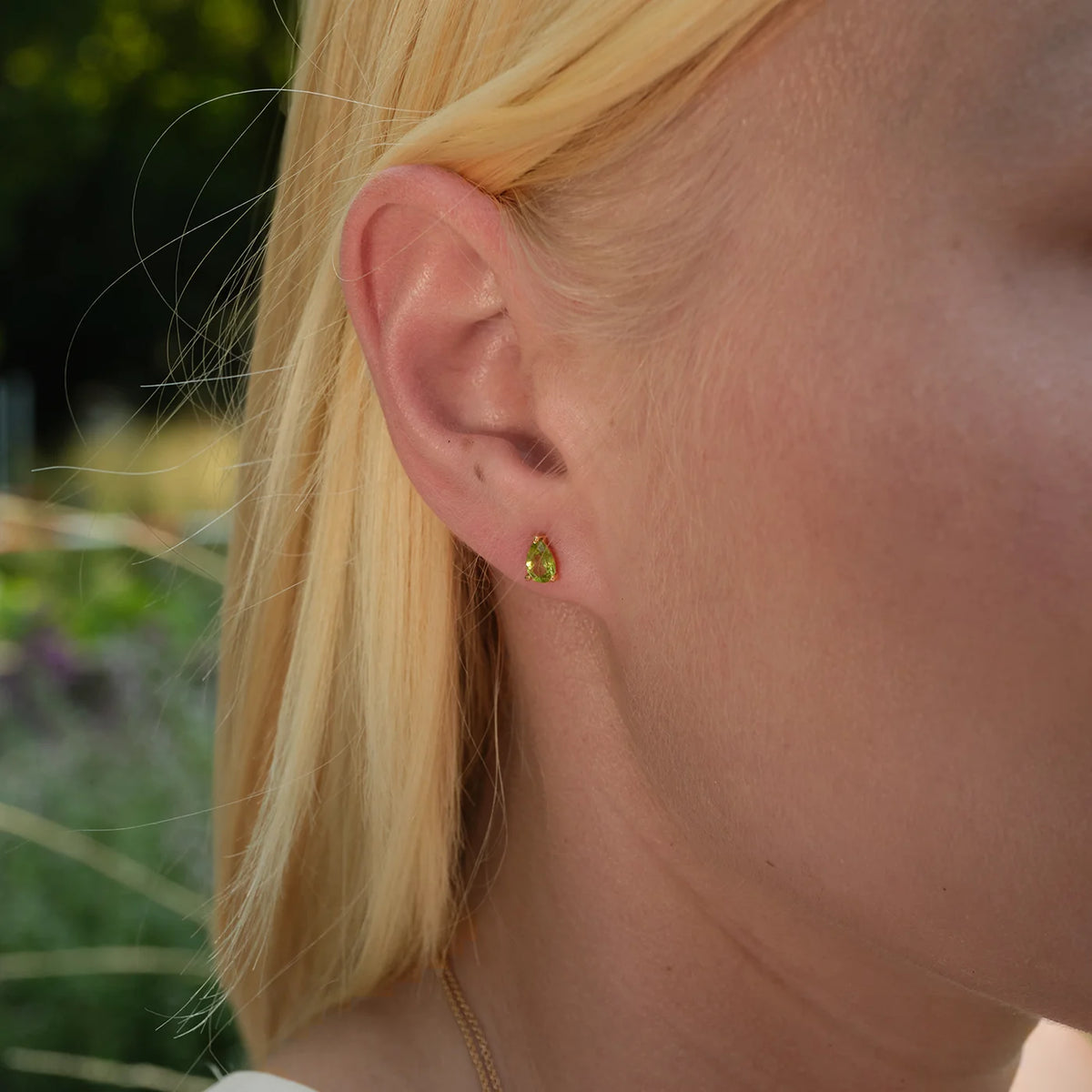 Ohrstecker Blossom groß grüner Peridot aus 925er Sterlingsilber vergoldet - am Ohr getragen, Nahaufnahme