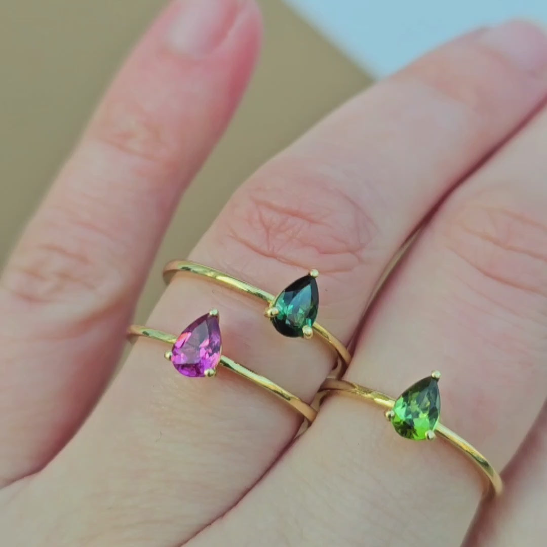 Unsere Blossom Ringe mit einem Turmalin Tropfen in dunkel und hellgruen sowie Rosa in 750er Gold
