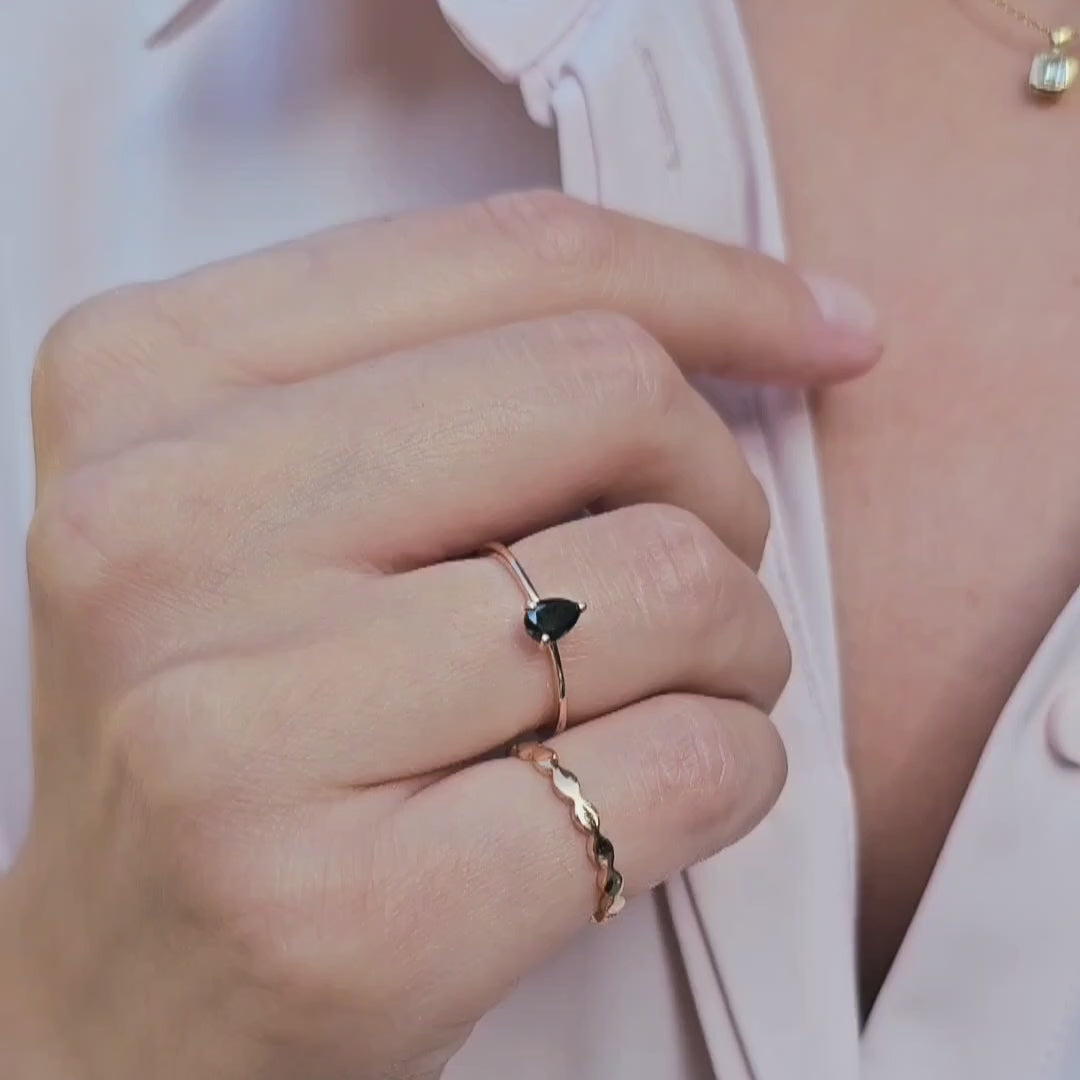 Ring Blossom ein schwarzer Diamant 0.3ct Rosegold und Wave an Modelhand in Sonnenlicht auf und ab bewegt Diamant glitzert