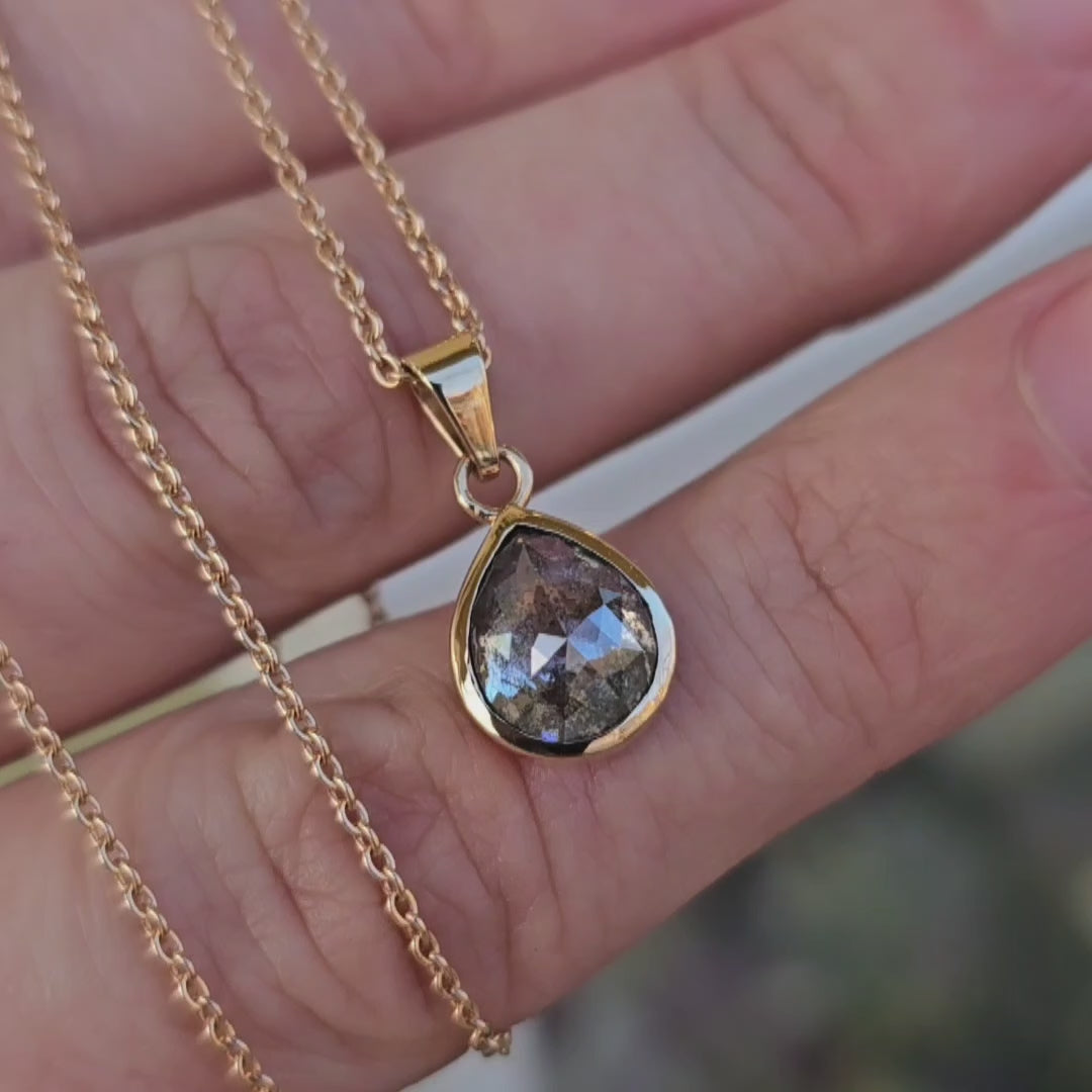 Diamantcollier mit Salt and Pepper Diamant 2.2ct in Rosegold an Ankerkette auf Hand funkelt in der Sonne