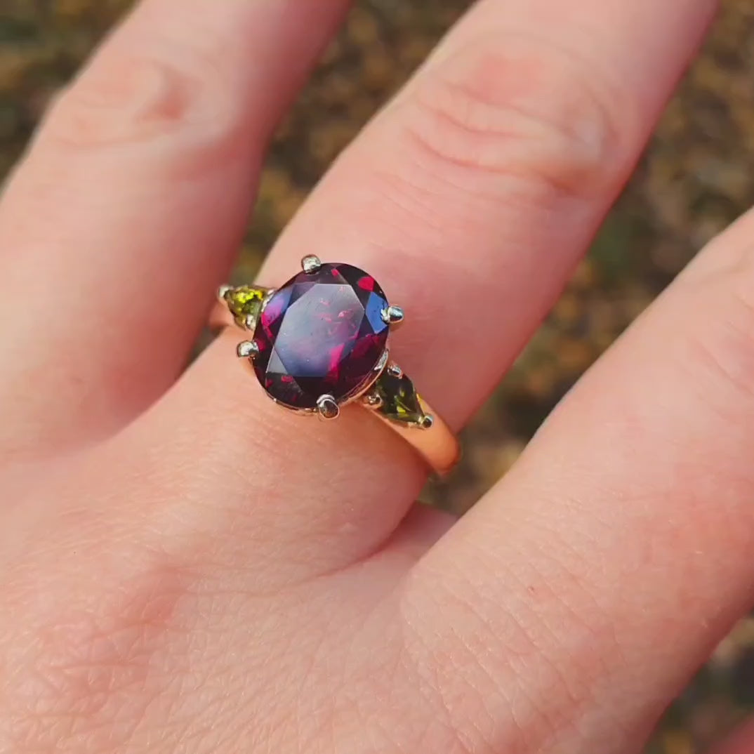 Video Fleur Unikatring Granat und gruene Turmaline in Gelbgold im Sonnenlicht