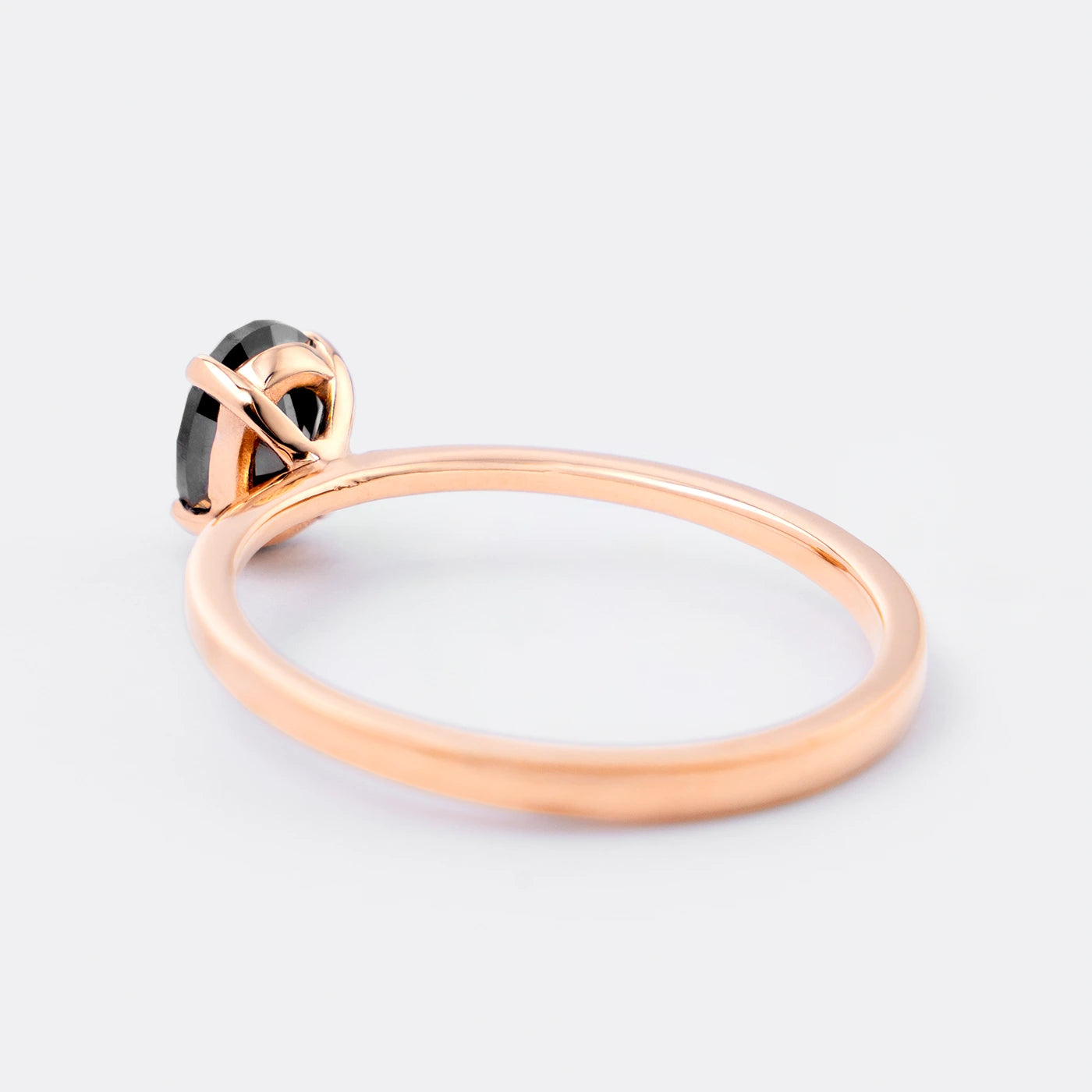 Solitärring Blossom aus 750er Roségold mit schwarzem ovalem Diamant 0,9 ct - Schrägansicht 150° links