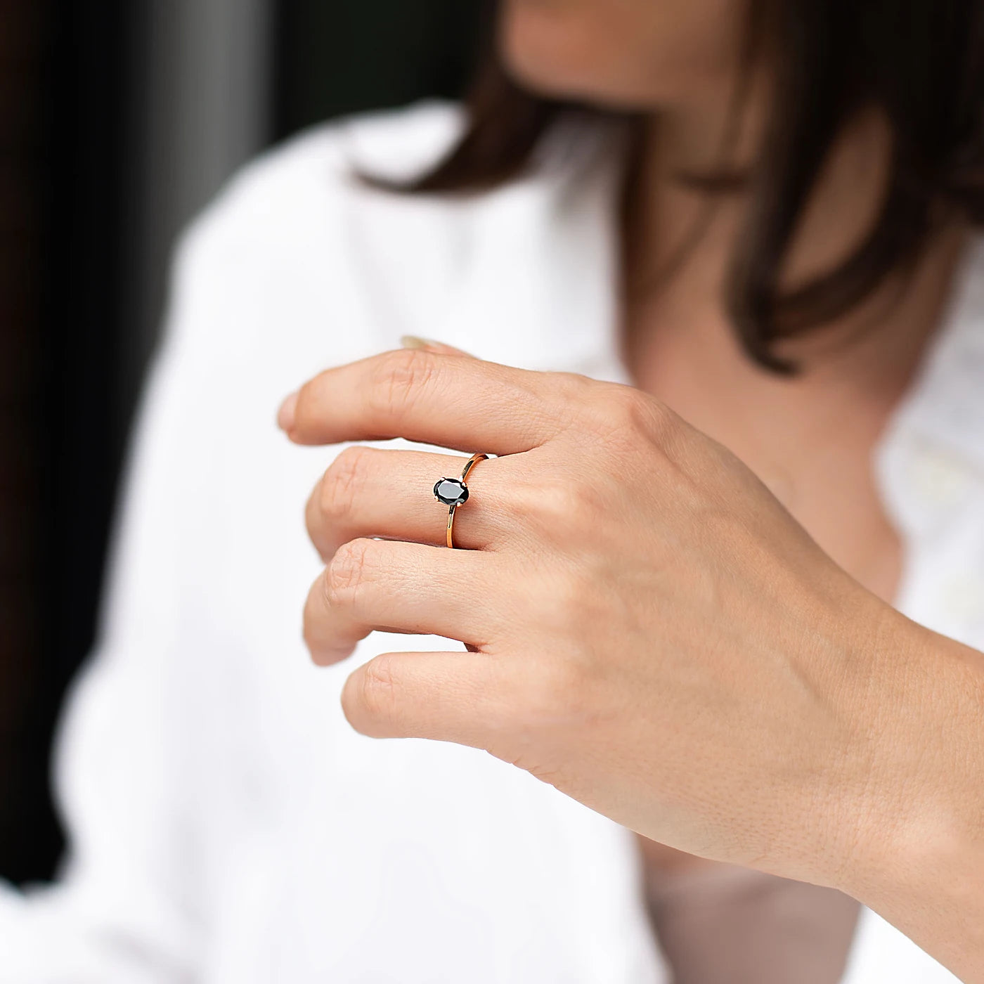 Solitärring Blossom aus 750er Roségold mit schwarzem ovalem Diamant 0,9 ct - getragen an der Hand
