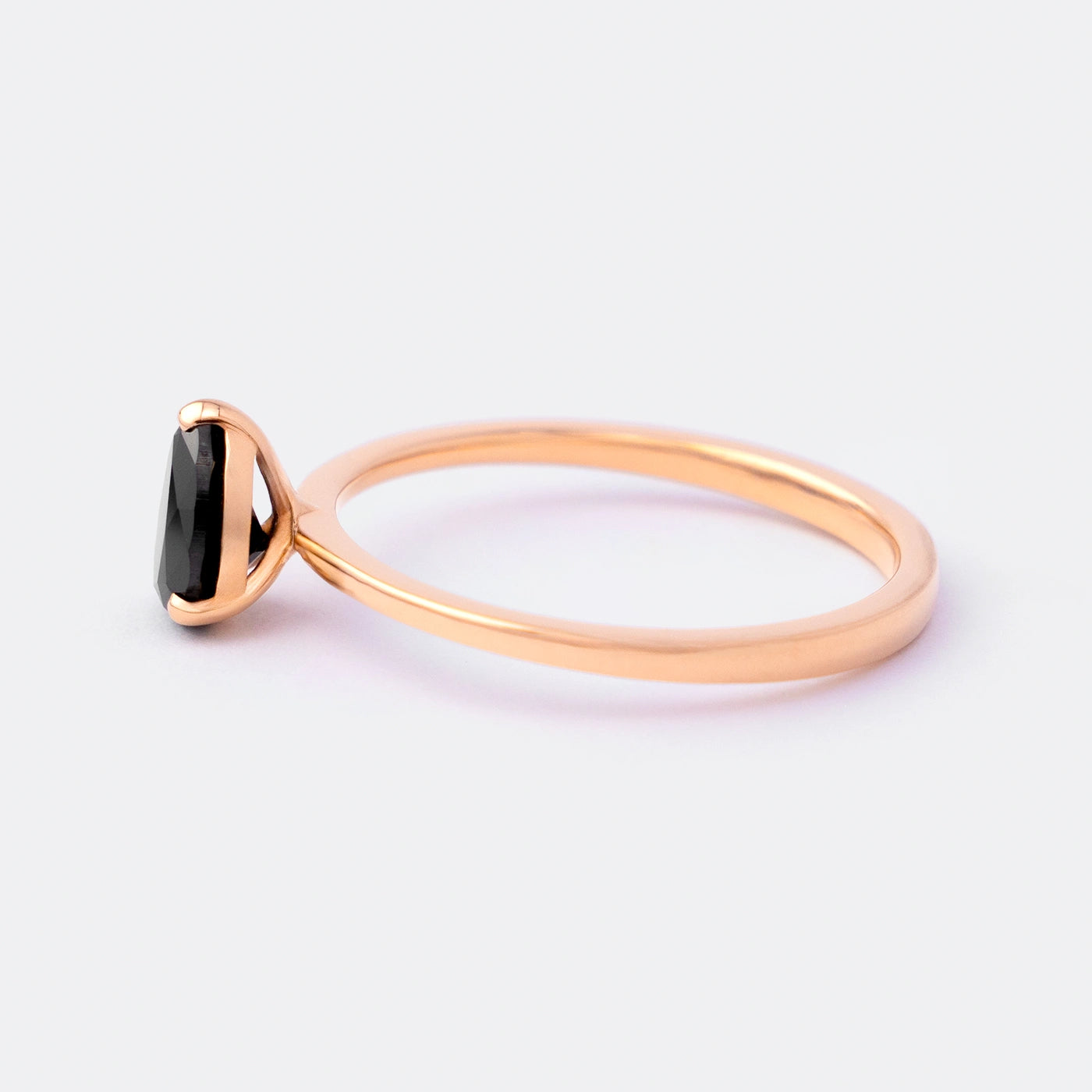 Solitärring Blossom aus 750er Roségold mit schwarzem Tropfen-Diamant 0,8 ct - Seitenansicht 90°