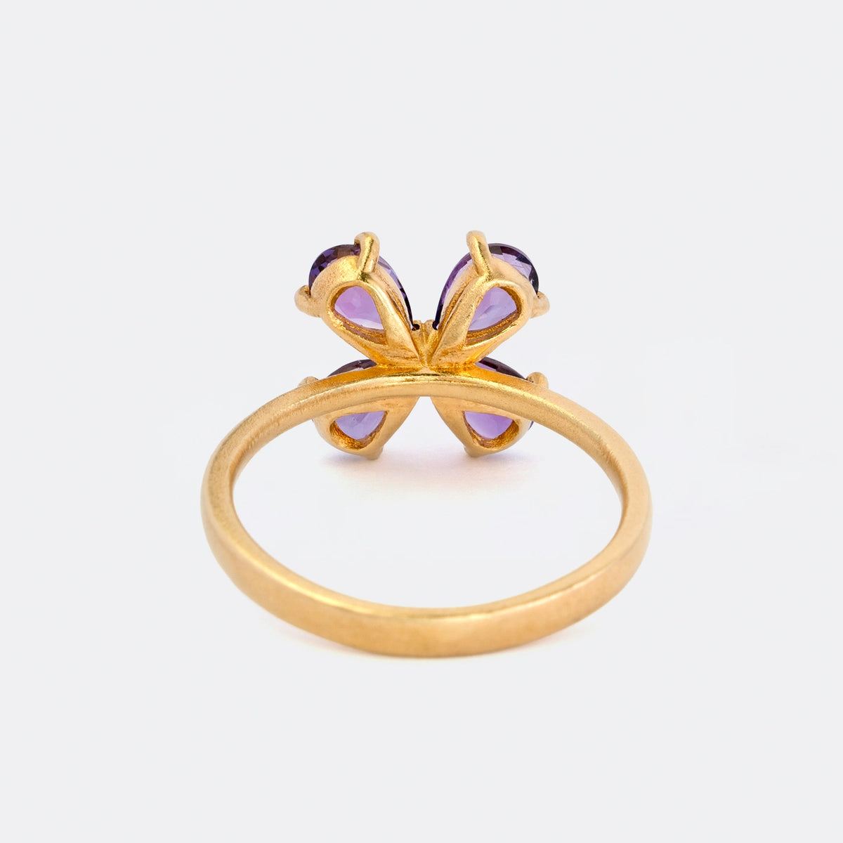 Ring Forever Blossom aus 925er Sterlingsilber vergoldet mit vier lila Amethysten im Tropfenschliff 6x4 mm - Rückansicht 180°