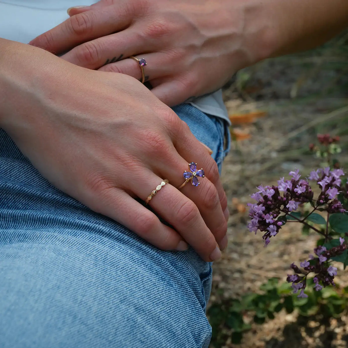 Ring Forever Blossom violetter Amethyst aus 925er Sterlingsilber vergoldet - getragen an beiden Händen