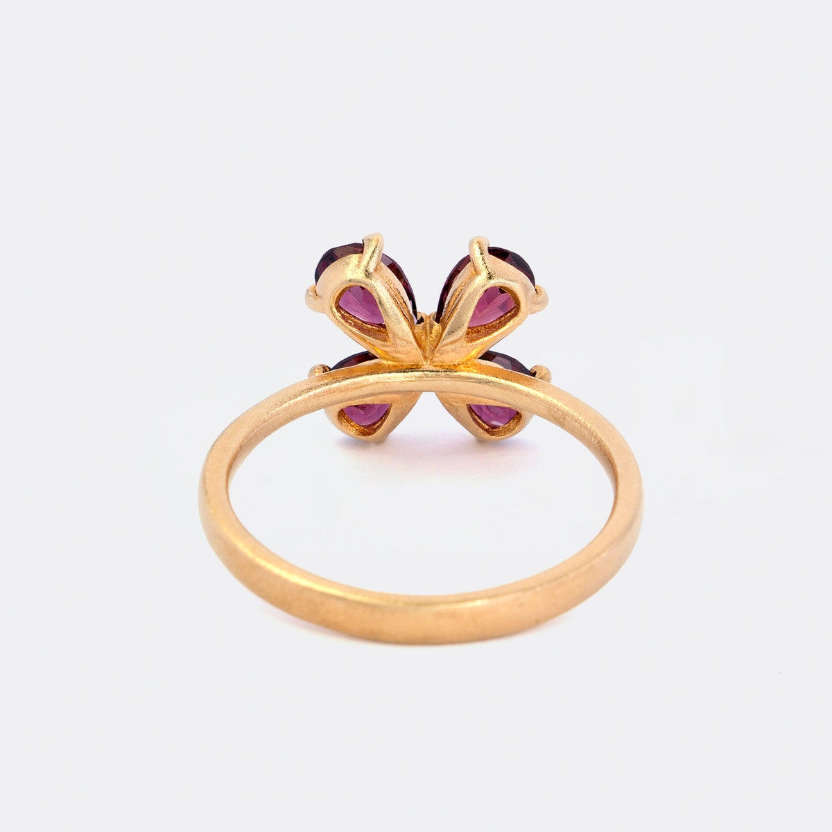 Ring Forever Blossom aus 925er Sterlingsilber vergoldet mit vier roten Granaten im Tropfenschliff 6x4 mm - Rückansicht 180°