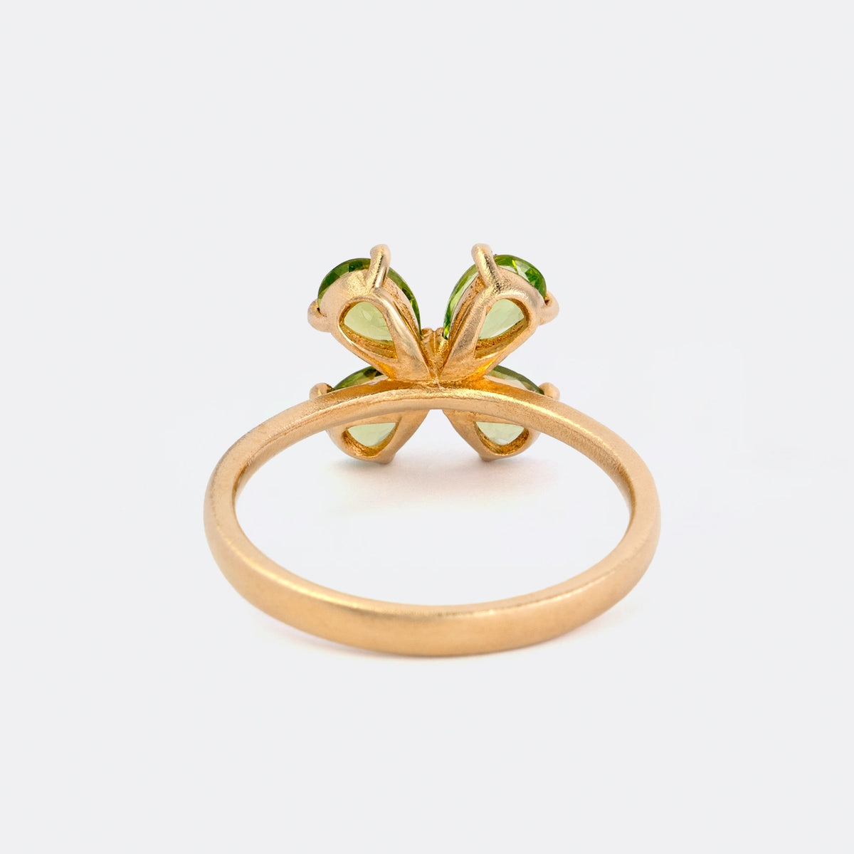 Ring Forever Blossom aus 925er Sterlingsilber vergoldet mit vier grünen Peridoten im Tropfenschliff 6x4 mm - Rückansicht 180°