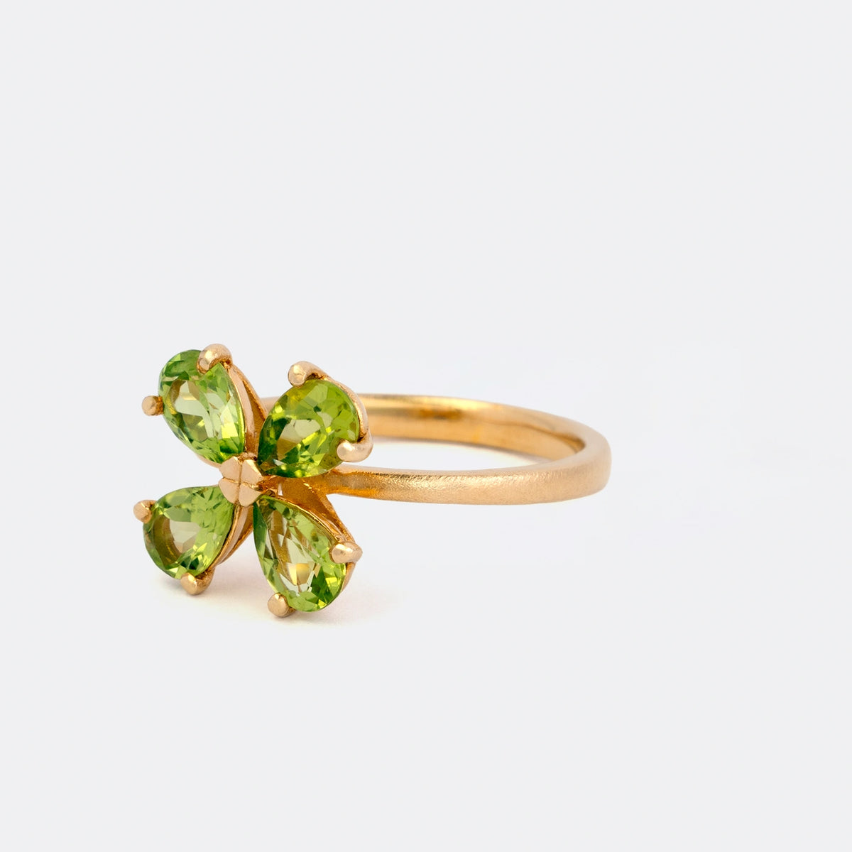 Ring Forever Blossom aus 925er Sterlingsilber vergoldet mit vier grünen Peridoten im Tropfenschliff 6x4 mm - Seitenansicht 25°