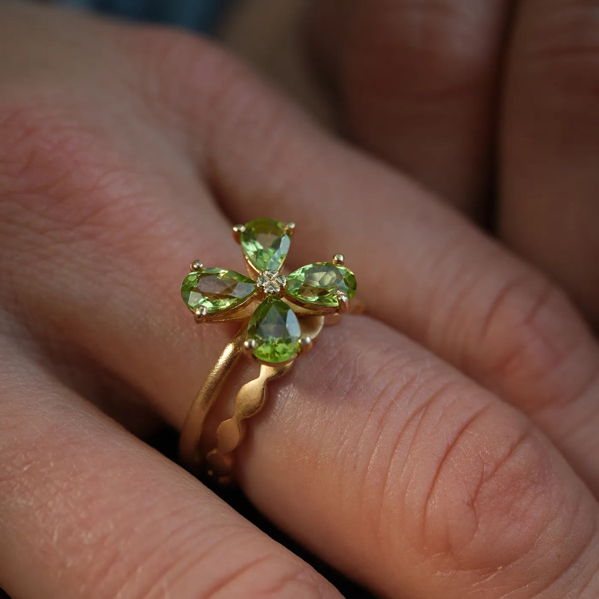 Ring Forever Blossom grüner Peridot aus 925er Sterlingsilber vergoldet - am Finger getragen, Detailansicht