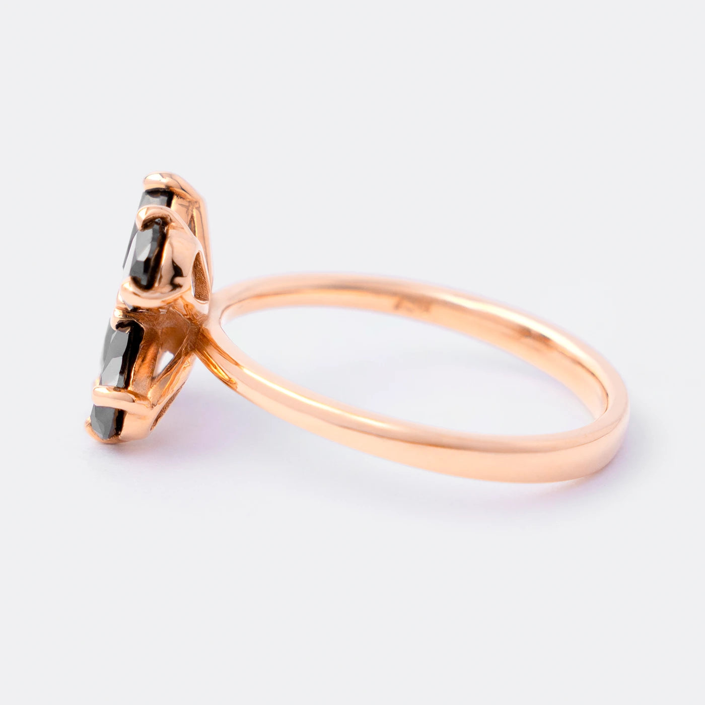 Ring Forever Blossom aus 750er Roségold mit vier schwarzen tropfenförmigen Diamanten 1,2 ct - Seitenansicht 90°