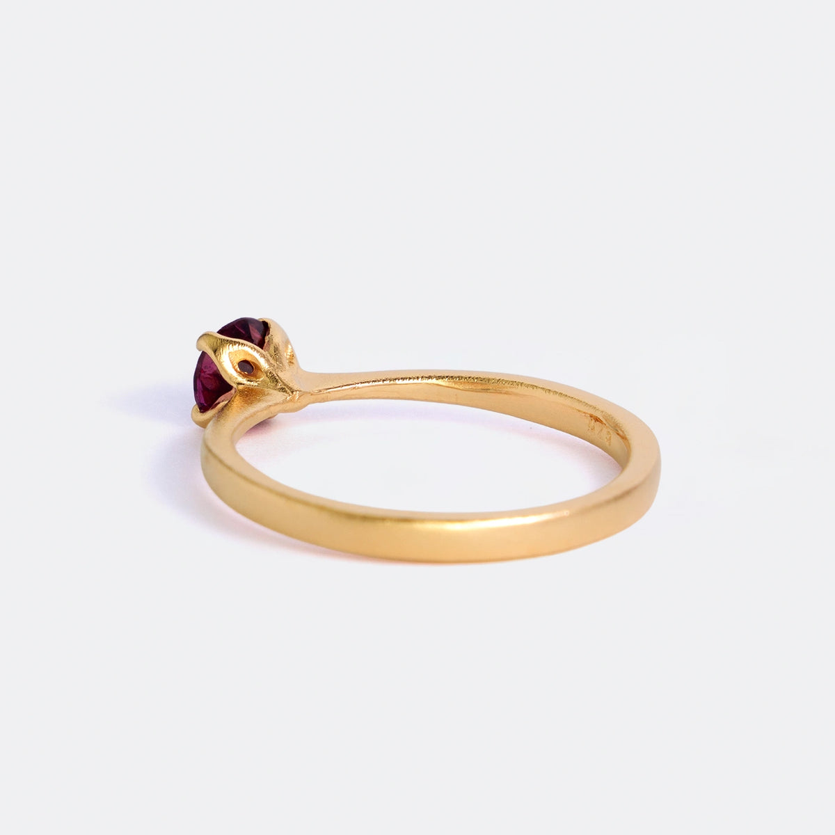 Ring Mermaid aus 925er Sterlingsilber vergoldet mit rundem rotem Granat 5 mm - Seitenansicht 150°