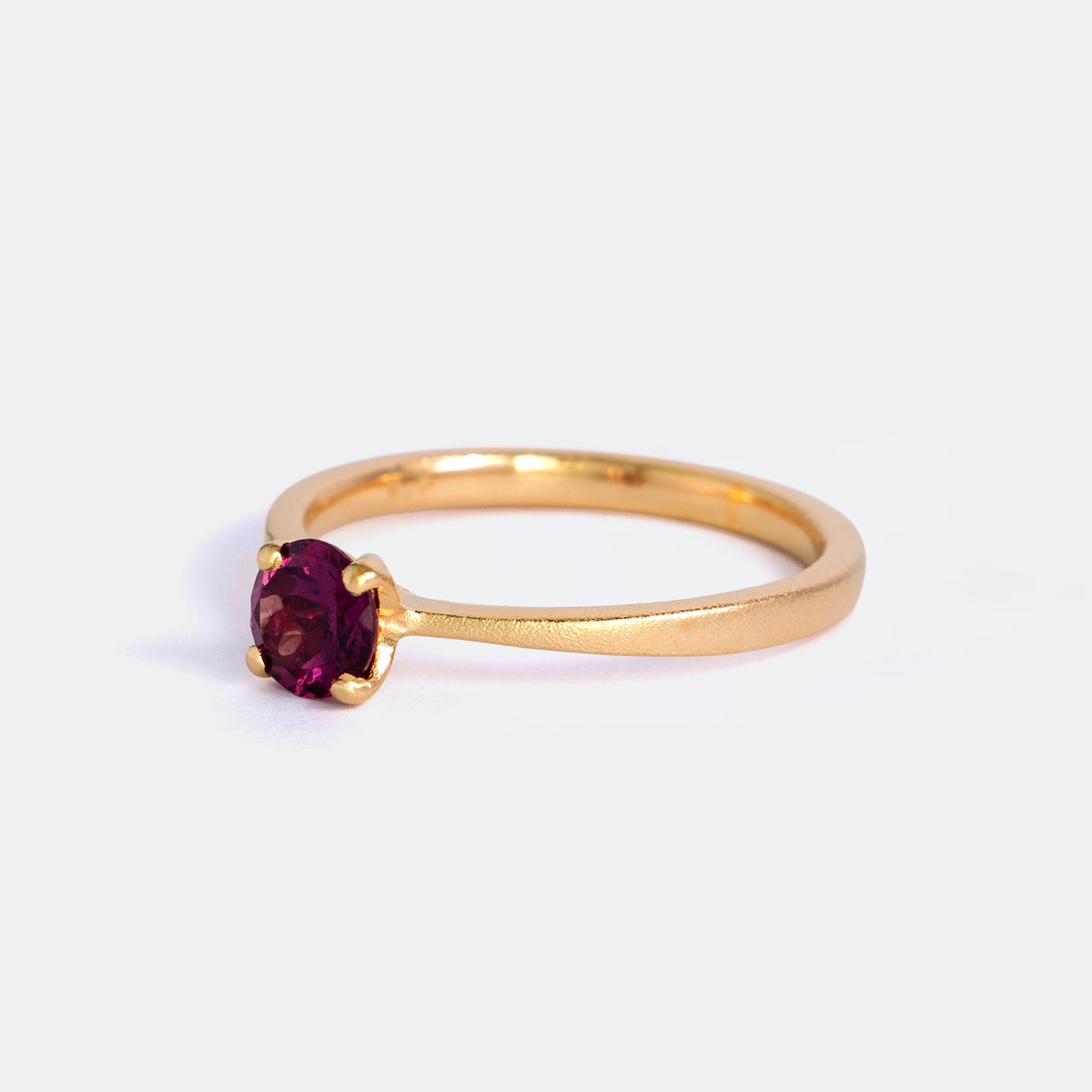 Ring Mermaid aus 925er Sterlingsilber vergoldet mit rundem rotem Granat 5 mm - Seitenansicht 25°